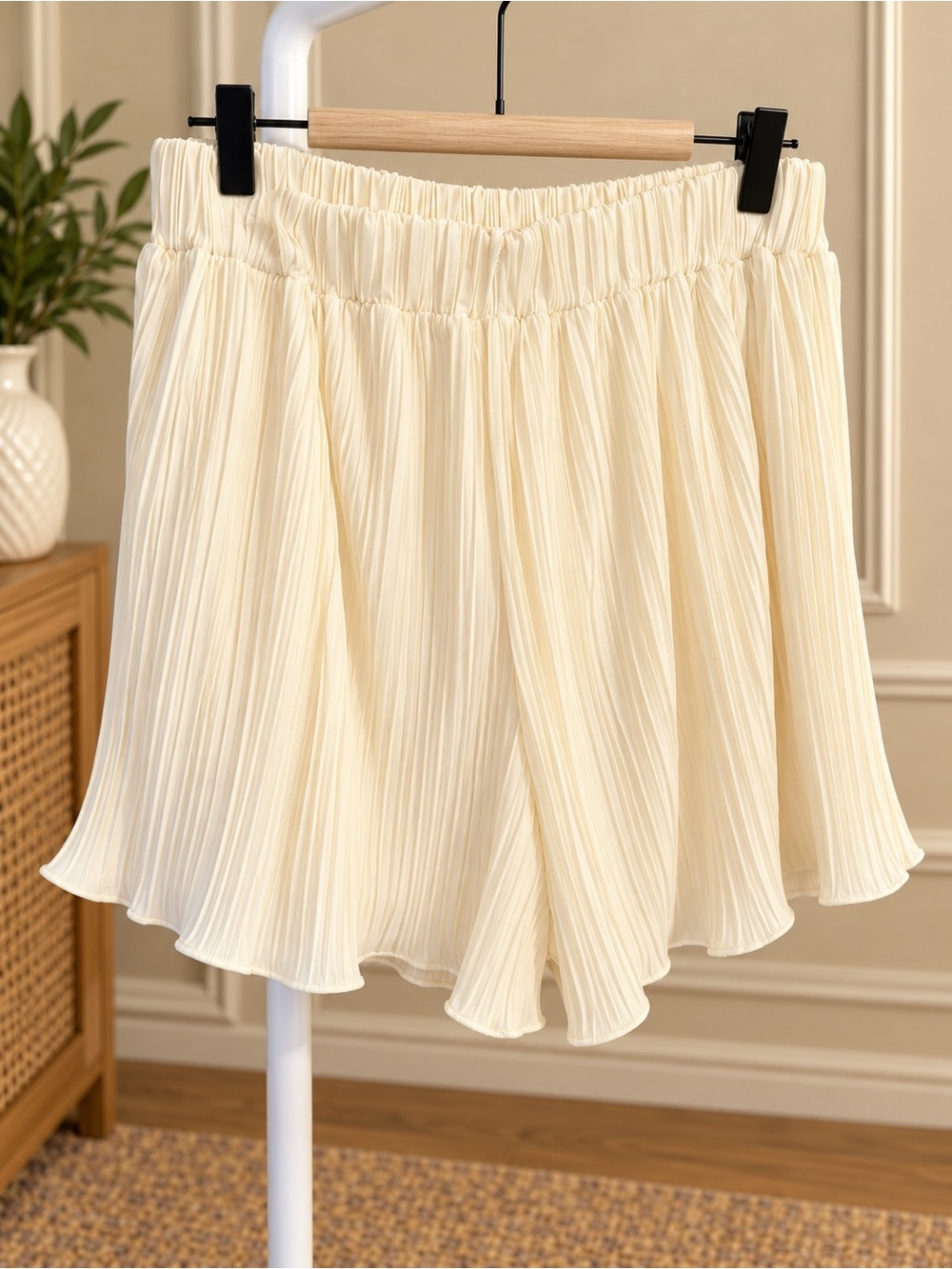 Dress Forum Pleated Shorts in Cream Size Medium Like New